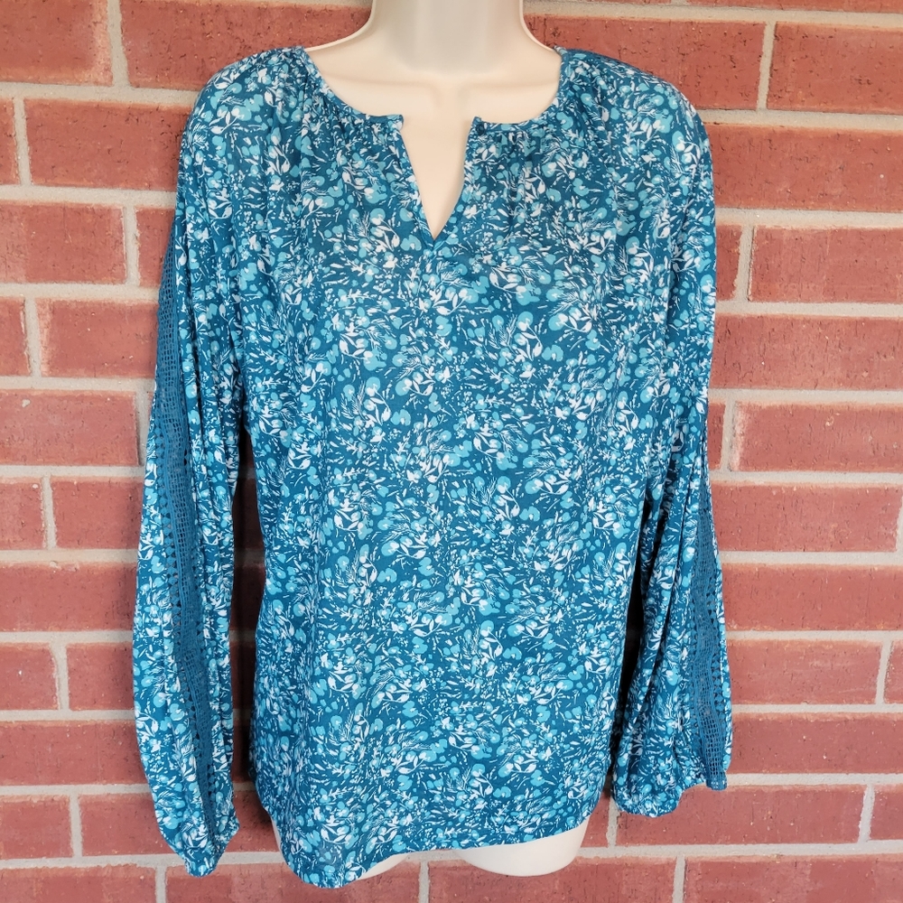 St. John’s Bay XL Teal Green Floral Blouse Crochet Lace Sleeve Split Neck.  #313